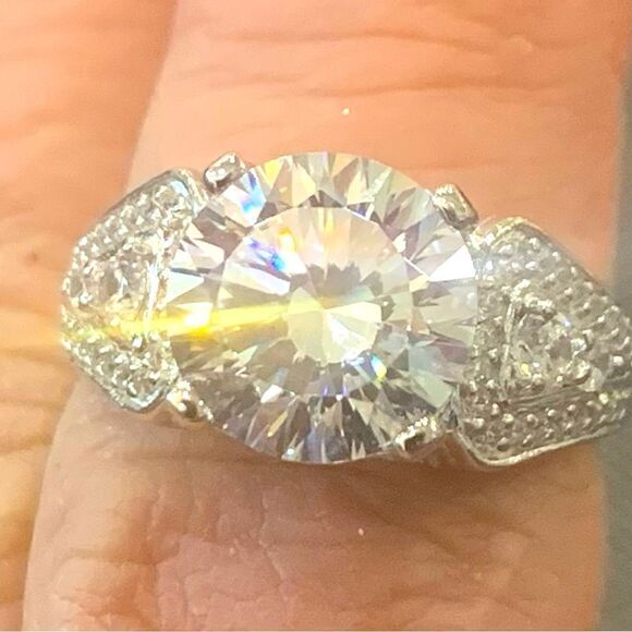 Size 8 Dillenium cut solitaire with beautiful setting. Rhodium plated. - Picture 1 of 5